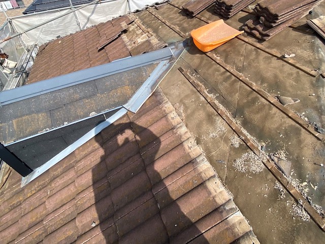 屋根材を解体すると、白い粉状の物がある